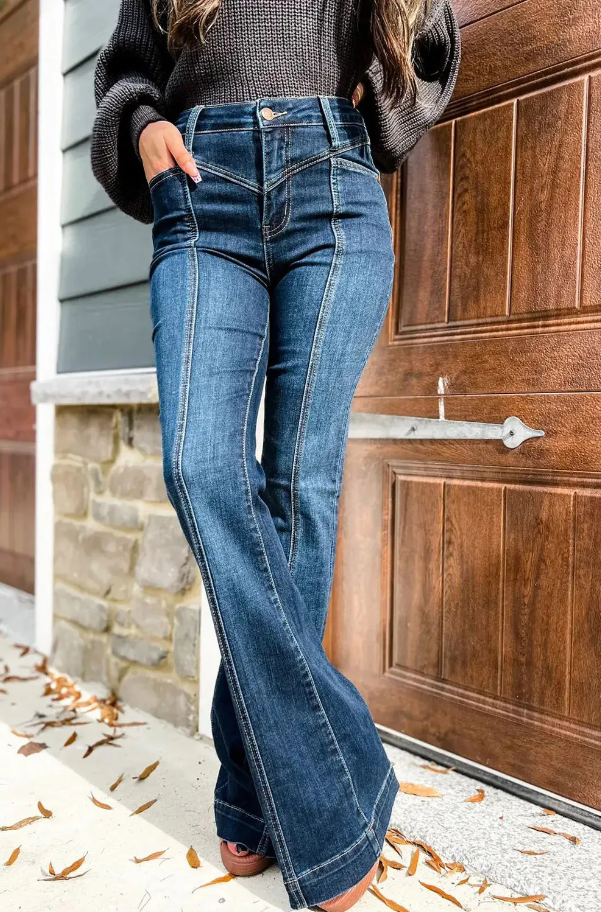 Woman wearing high waist blue flared jeans outdoors