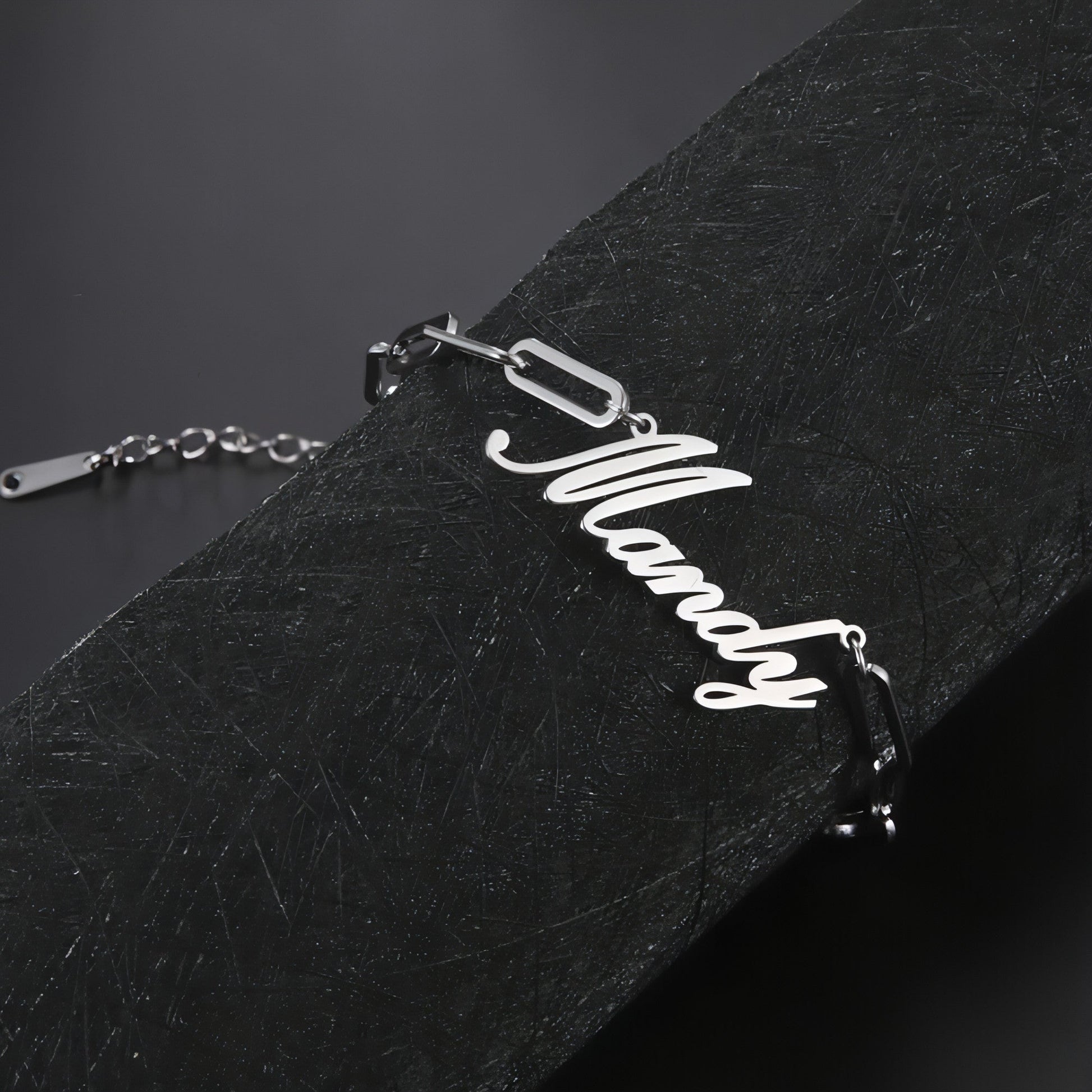 Silver modern unisex chain bracelet for everyday wear