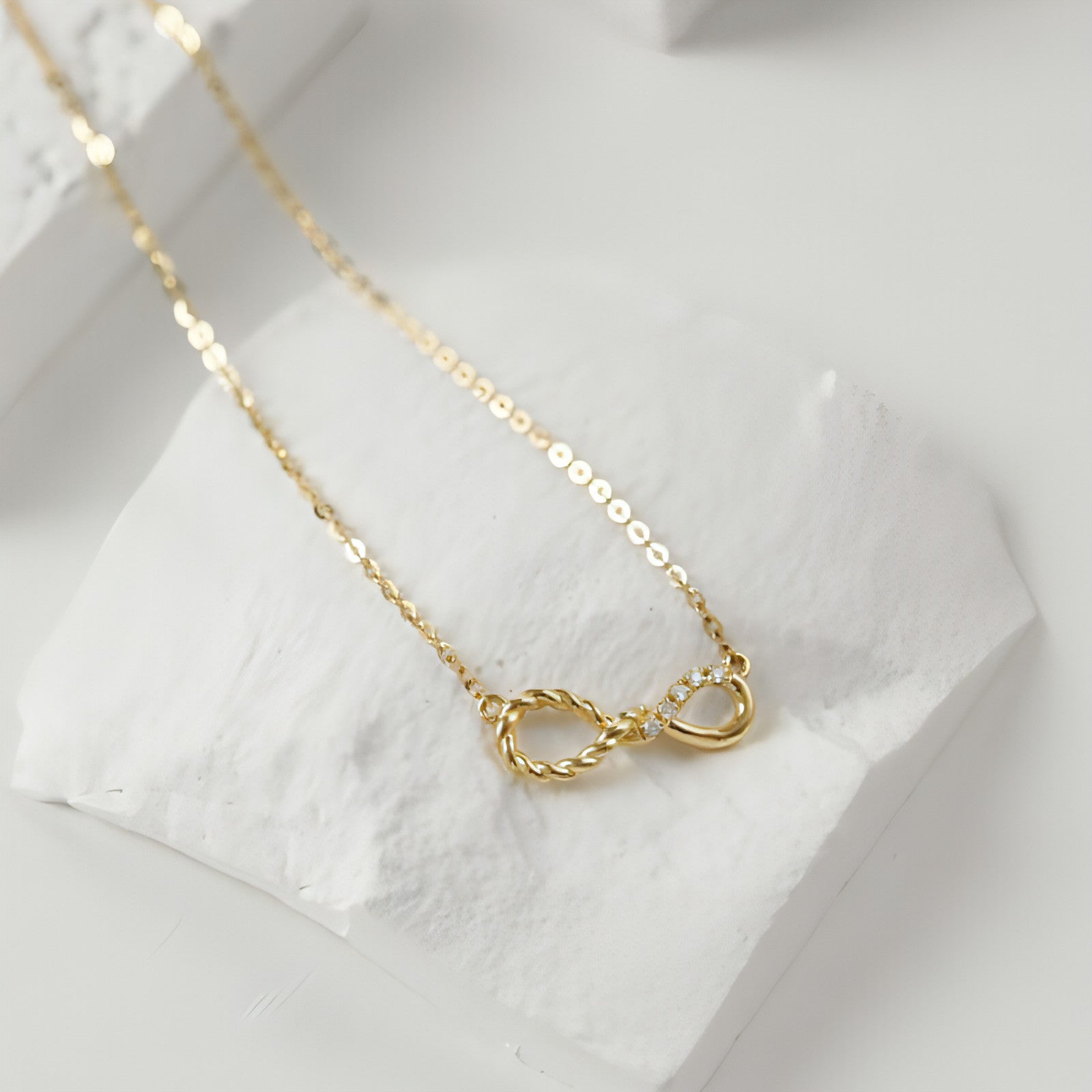 18K gold pendant necklace with adjustable chain