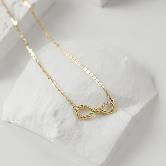 18K gold pendant necklace with adjustable chain
