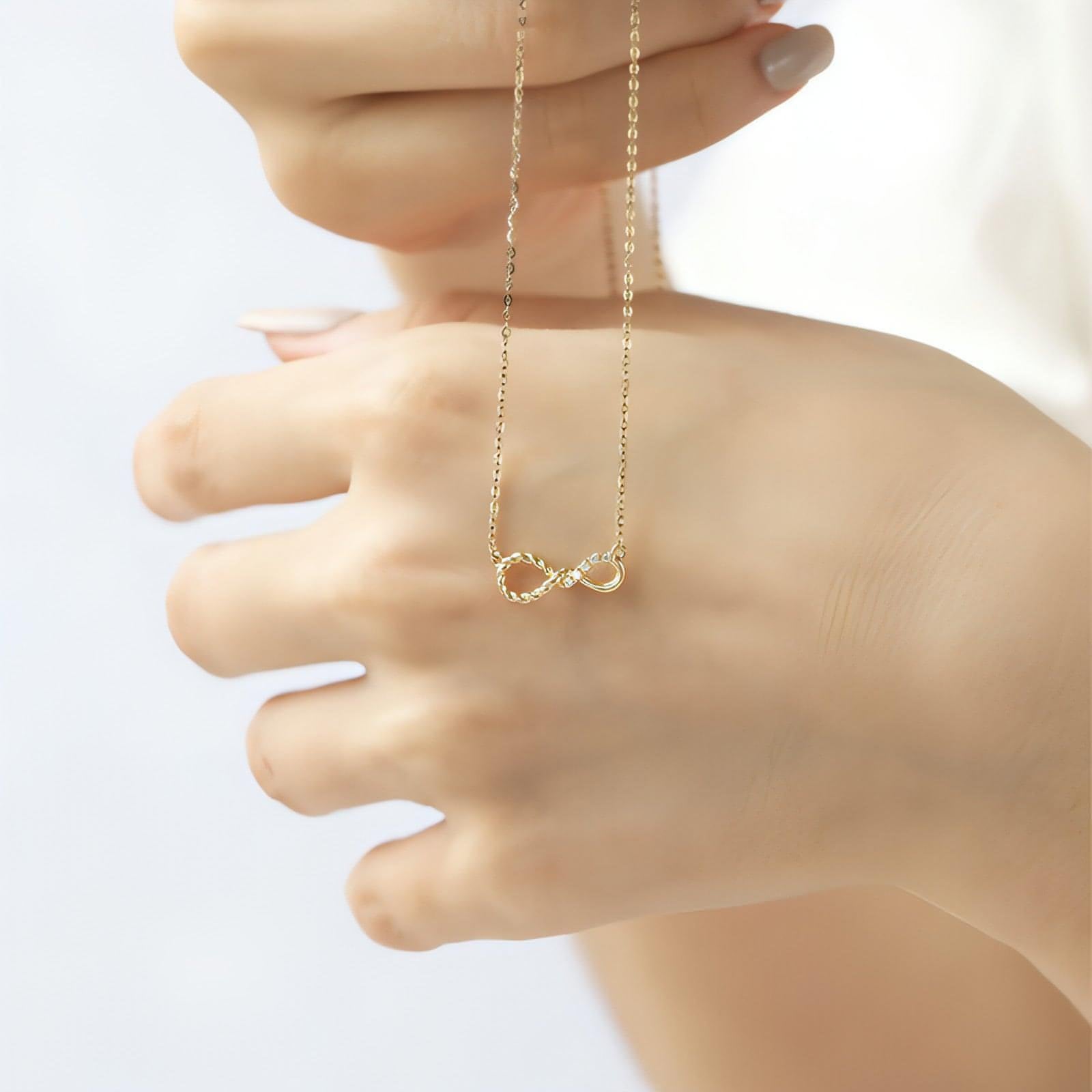 Versatile fashion pendant with lock detail