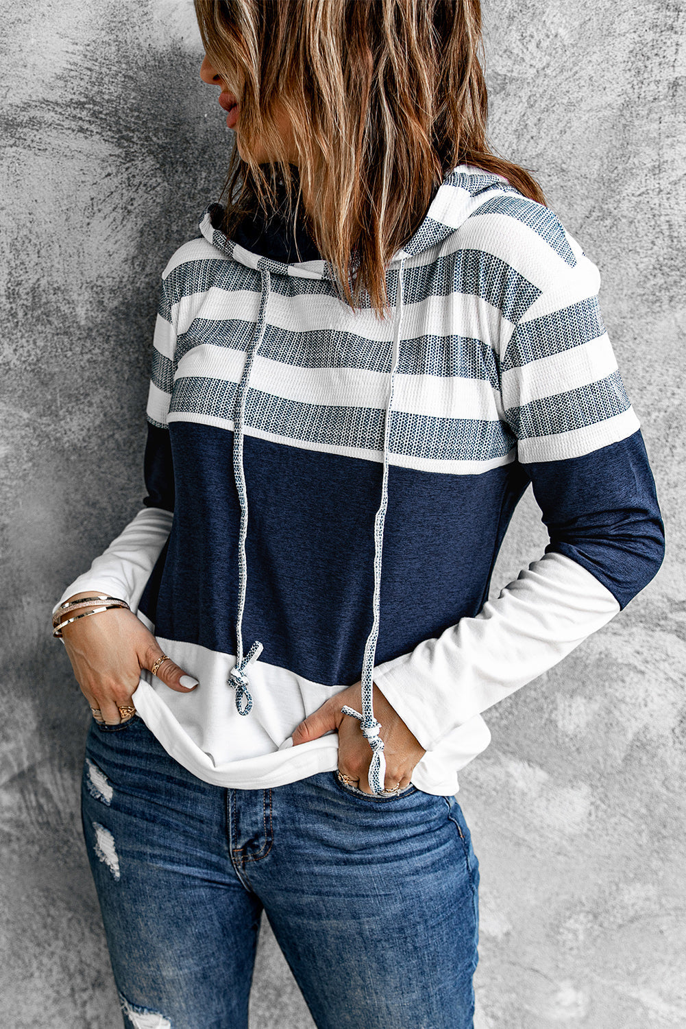 Drawstring hoodie with striped sleeves and pullover fit
