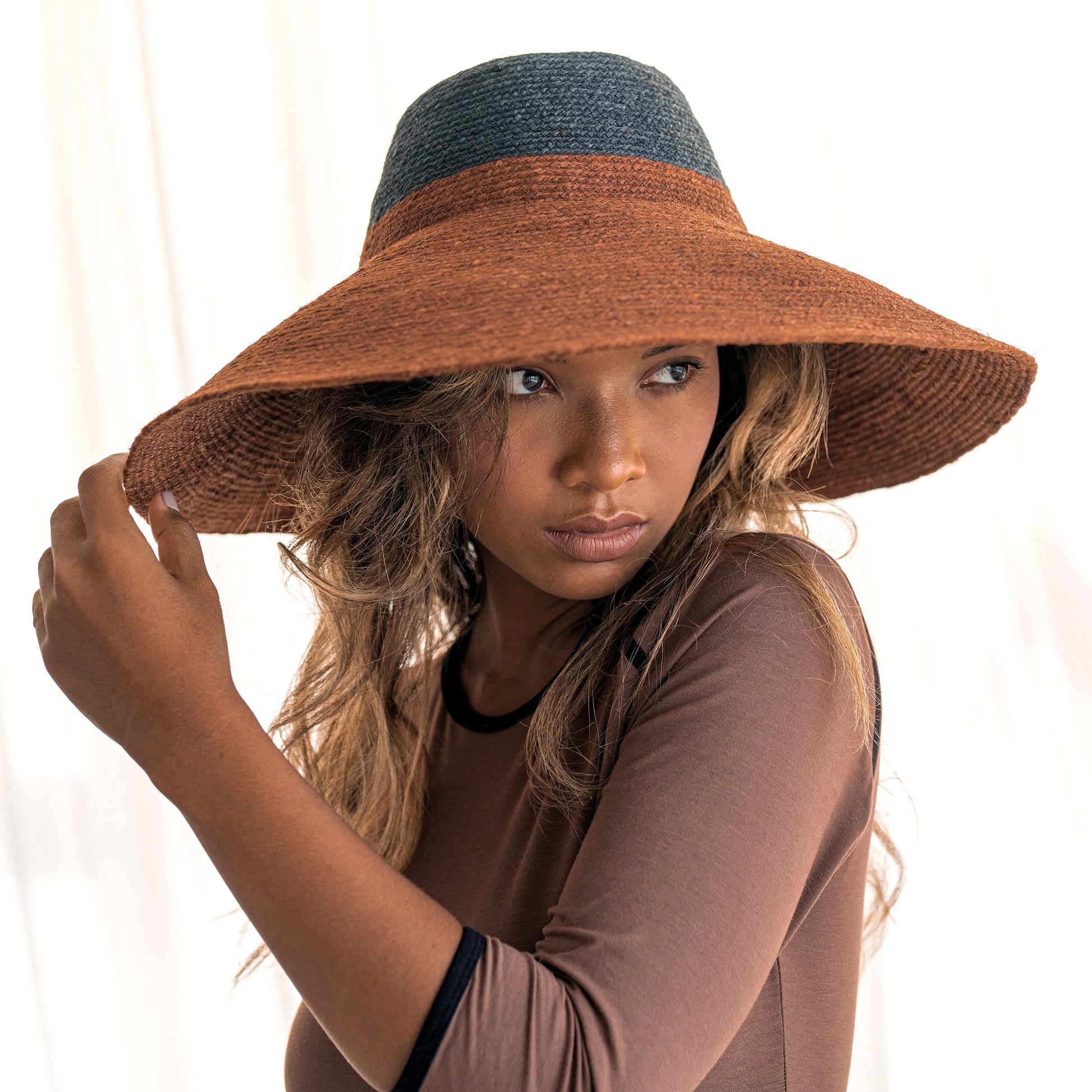 RIRI DUO jute straw hat in burnt sienna and black – front view