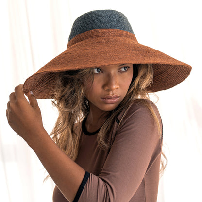 RIRI DUO jute straw hat in burnt sienna and black – front view