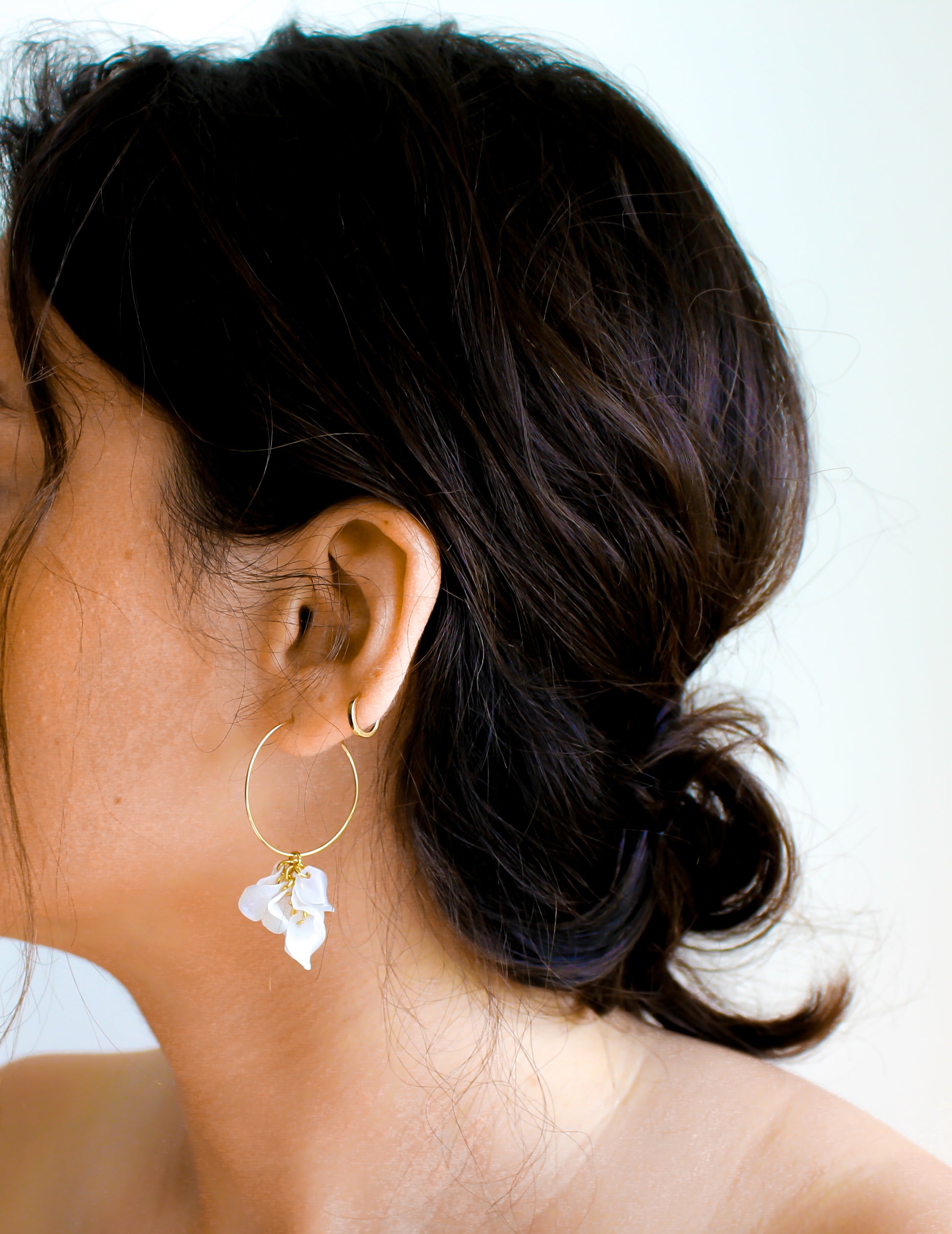 Sustainable gold earrings with delicate flower detail