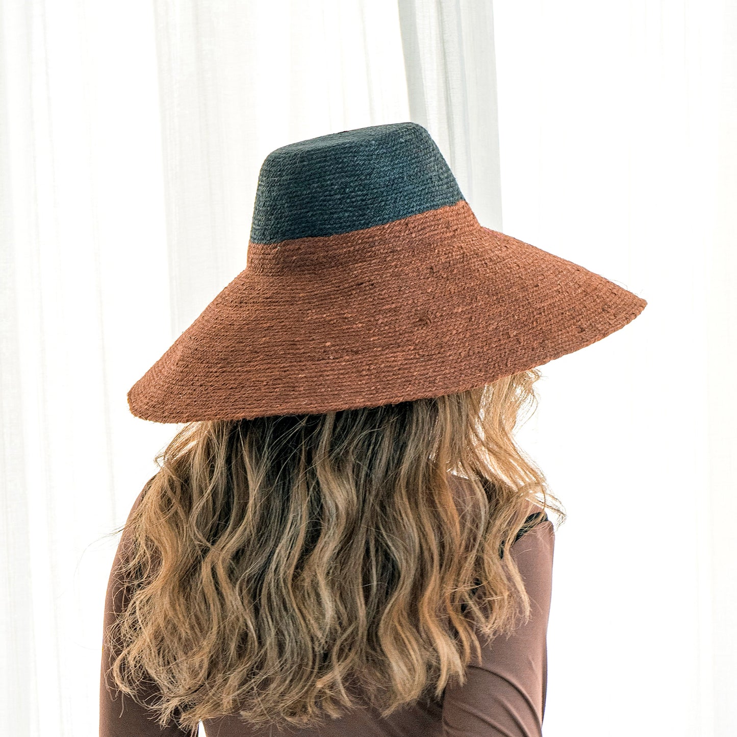 Ethical fashion accessory – RIRI DUO jute hat with coastal backdrop