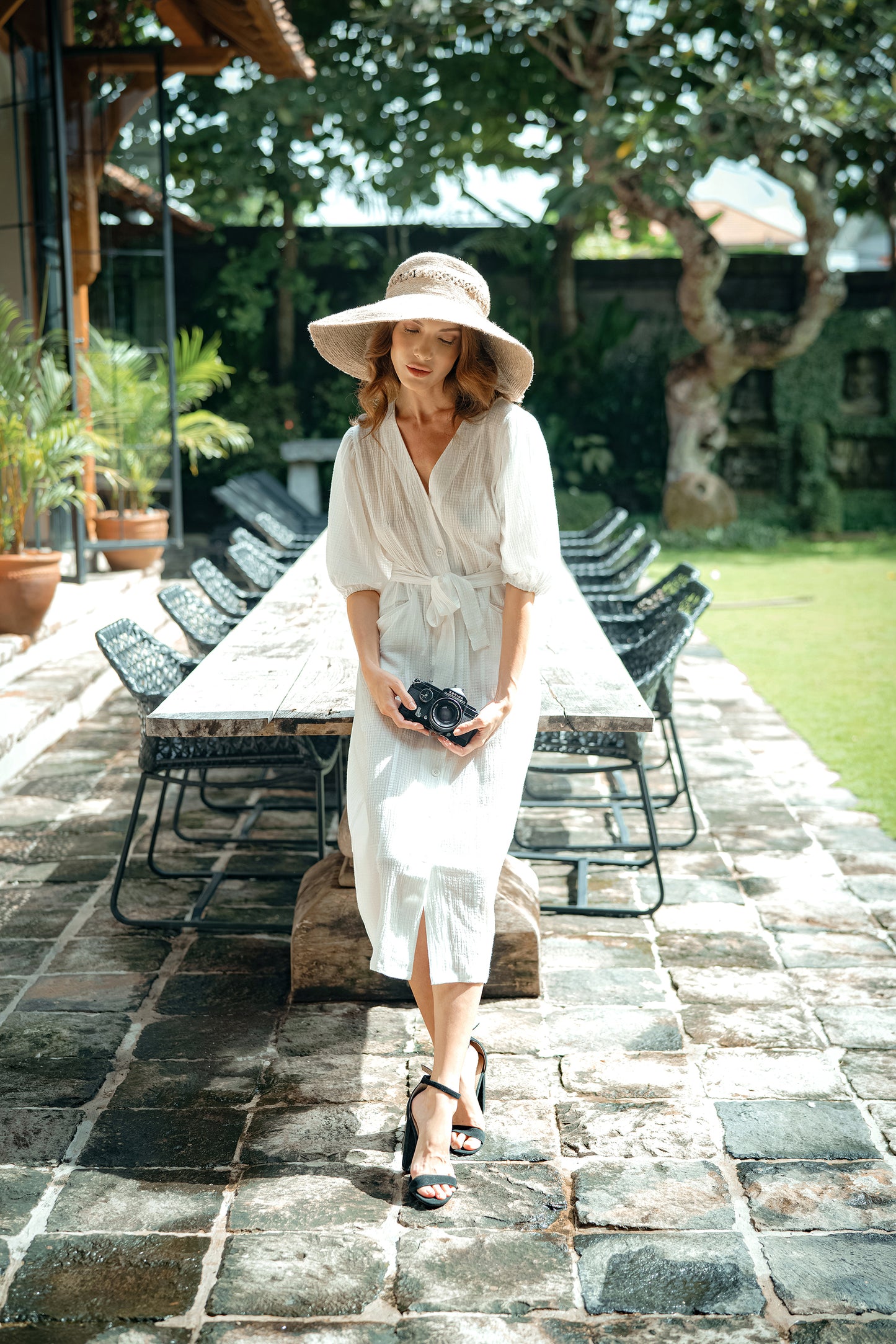 Elegant cotton midi dress with V-neckline and balloon sleeves