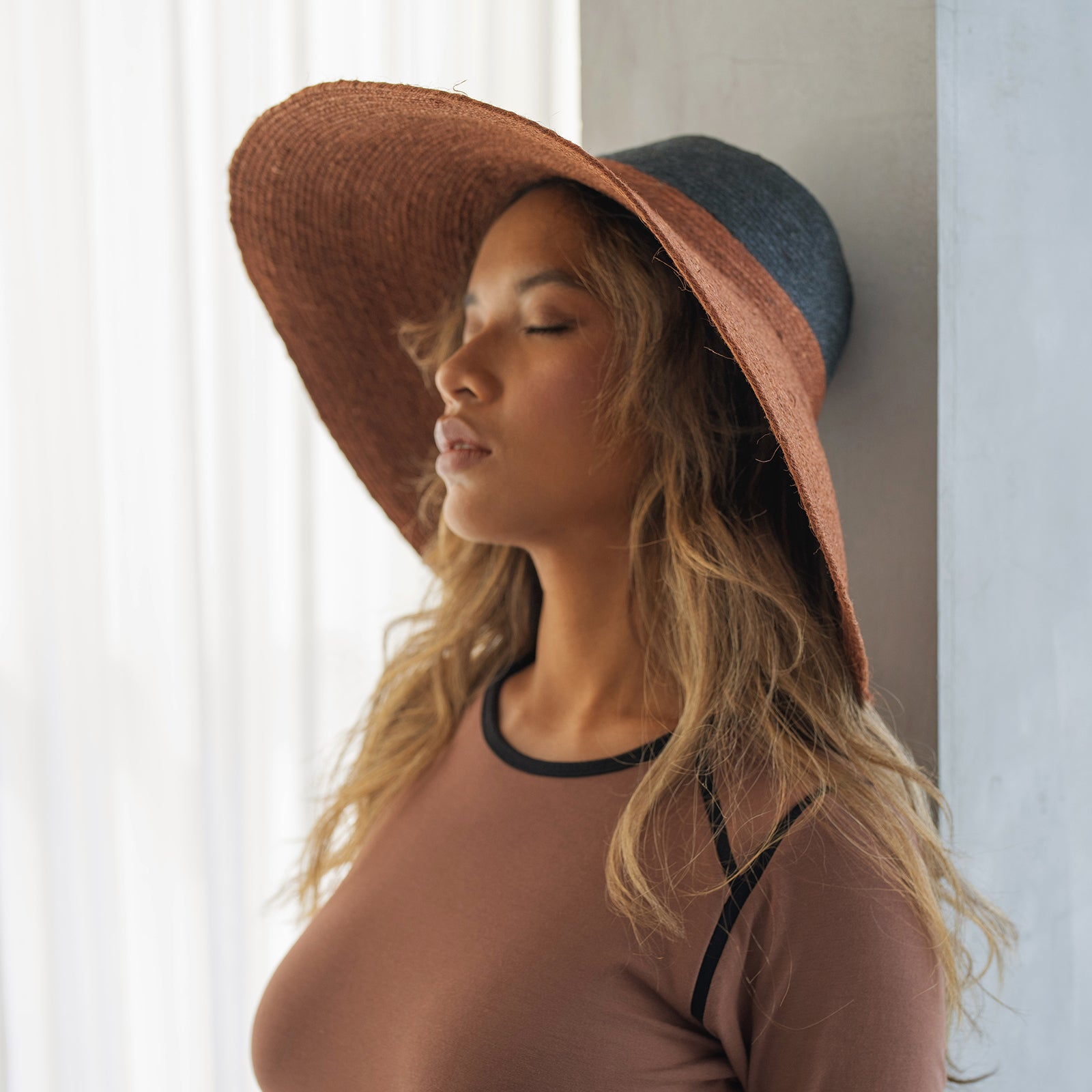 Burnt sienna and black color block hat – casual summer outfit