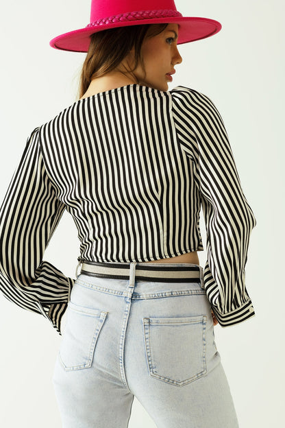 Twist front striped V-neck crop top – cropped fit with bold contrast